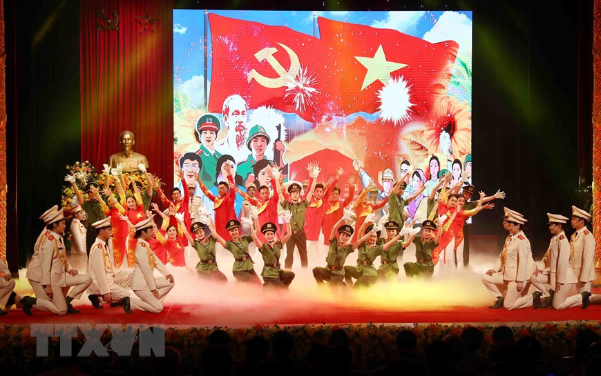 Chương trình nghệ thuật chào mừng buổi lễ. (Ảnh: Phạm Kiên/TTXVN)