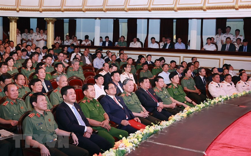 Thủ tướng Phạm Minh Chính và các đại biểu dự Lễ kỷ niệm 70 năm Ngày truyền thống lực lượng An ninh Kinh tế. (Ảnh: Dương Giang/TTXVN)