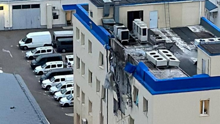 Mặt tiền tòa nhà văn phòng bị hư hại sau vụ tấn công. Ảnh: RT Mặt tiền tòa nhà văn phòng bị hư hại sau vụ tấn công. Ảnh: RT