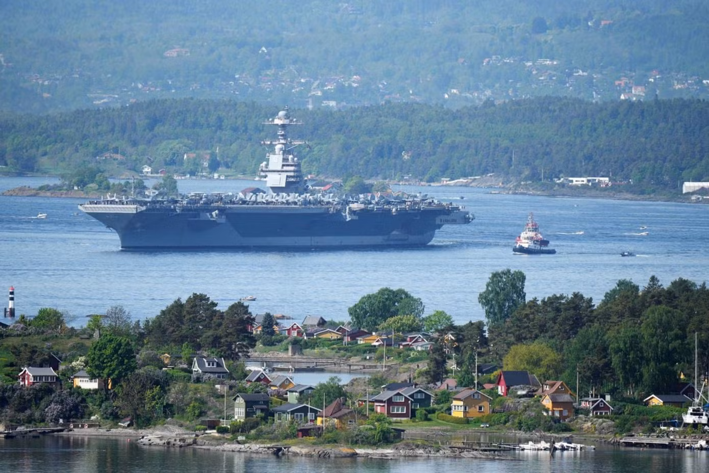 Tàu sân bay Mỹ tiến vào Na Uy. Ảnh: Reuters
