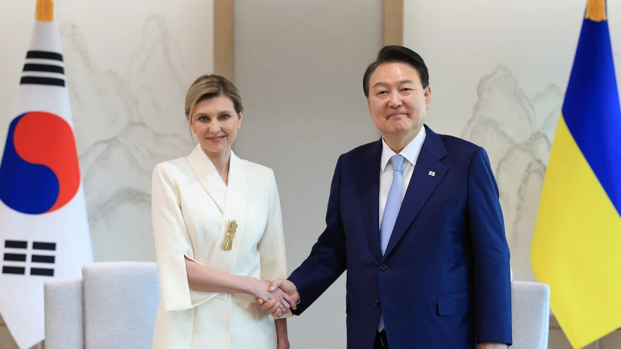 Tổng thống Hàn Quốc Yoon Suk-yeol tiếp Đệ nhất phu nhân Ukraine Olena Zelenska. (Ảnh: Reuters) Tổng thống Hàn Quốc Yoon Suk-yeol tiếp Đệ nhất phu nhân Ukraine Olena Zelenska. (Ảnh: Reuters)