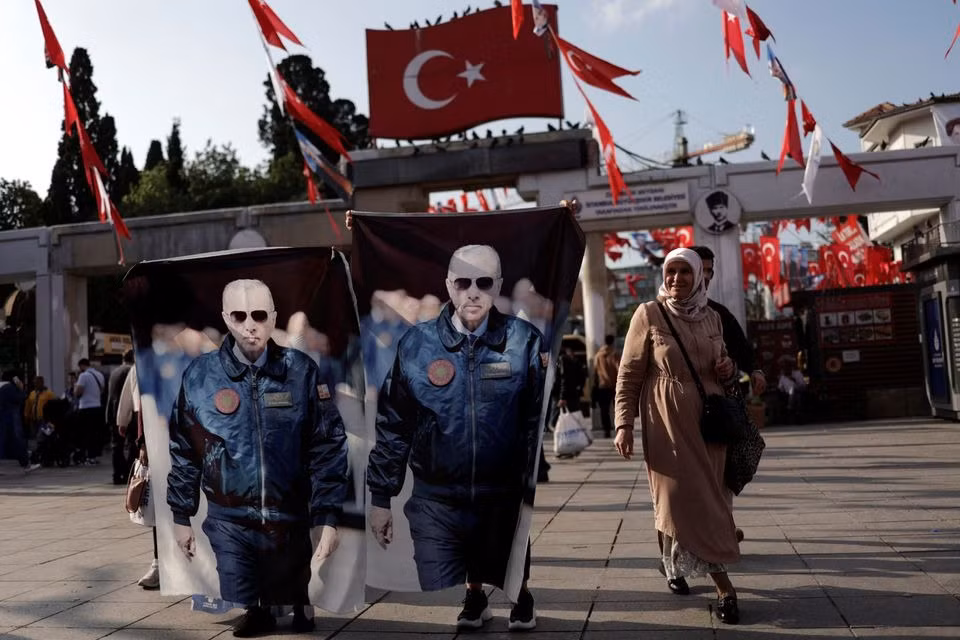 Người ủng hộ giơ ảnh của Tổng thống Recep Tayyip Erdogan. Ảnh: Reuters