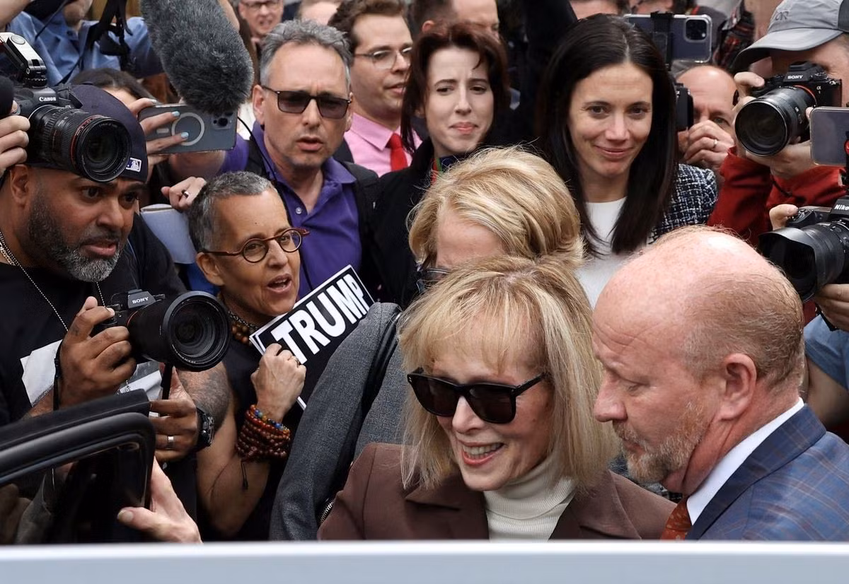 E. Jean Carroll rời phiên toà ngày 9/5. Ảnh: Reuters E. Jean Carroll rời phiên toà ngày 9/5. Ảnh: Reuters