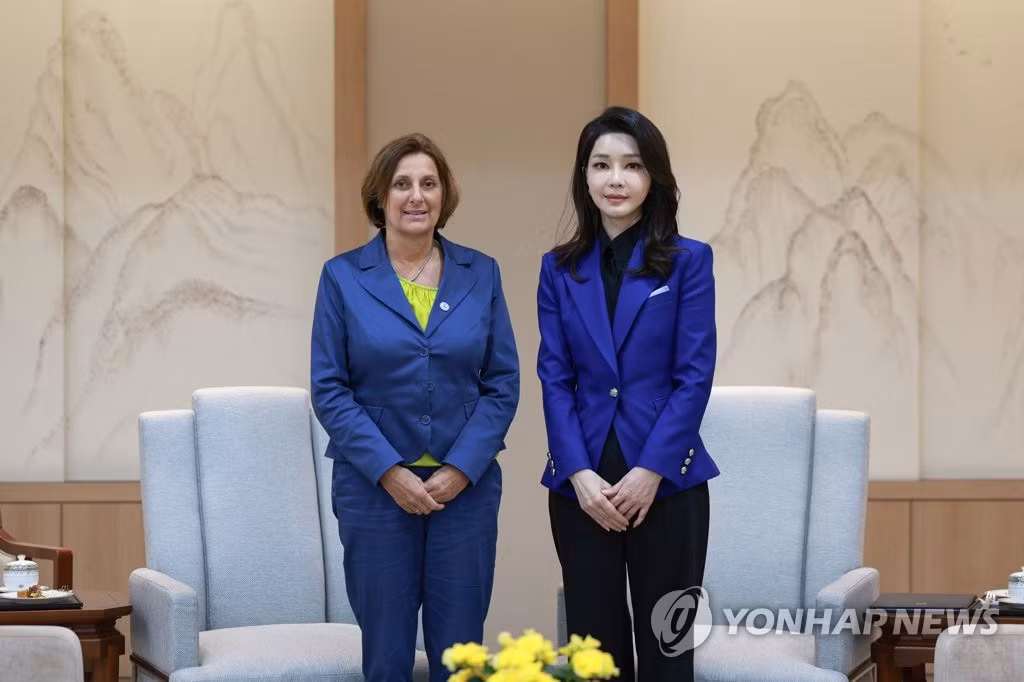 Phu nhân Tổng thống Hàn Quốc Kim Keon-hee và phu nhân Thủ tướng Đức Britta Ernst. Ảnh: Yonhap