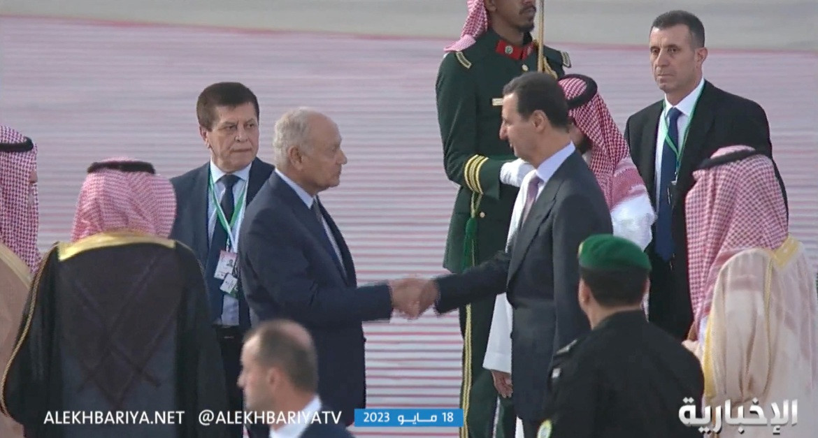 Ông Assad bắt tay Tổng thư ký Liên đoàn Ả Rập Ahmed. Ảnh: Reuters