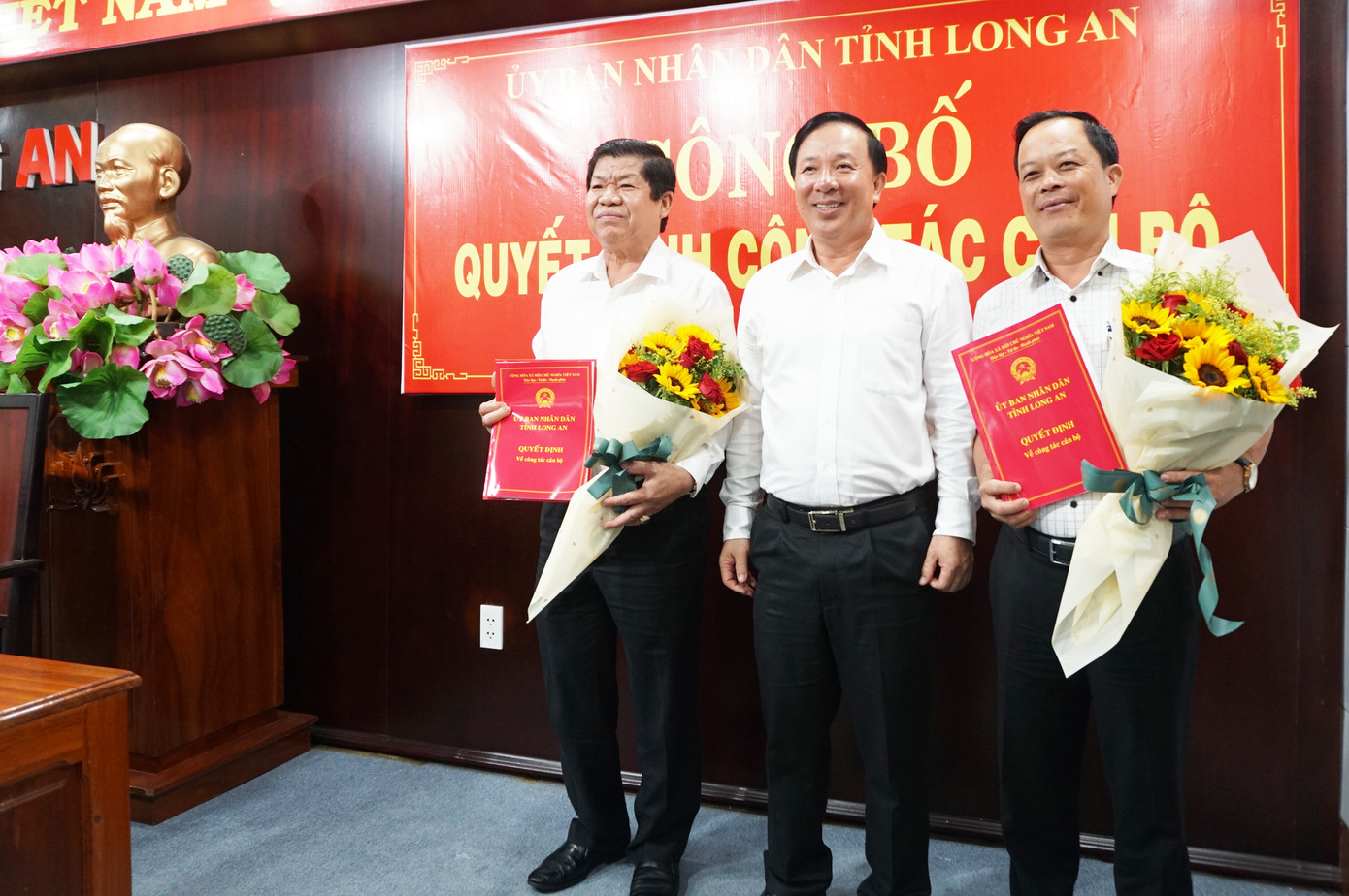 Chủ tịch UBND tỉnh - Nguyễn Văn Út trao quyết định cho đồng chí Trần Văn Tươi (bìa trái) và đồng chí Lê Thành Út Chủ tịch UBND tỉnh - Nguyễn Văn Út trao quyết định cho đồng chí Trần Văn Tươi (bìa trái) và đồng chí Lê Thành Út