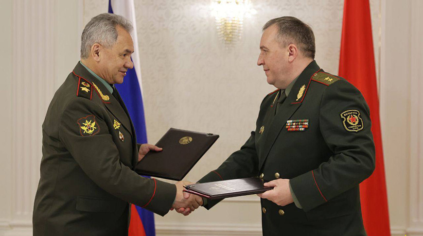 Bộ trưởng Quốc phòng Nga Sergey Shoigu và Bộ trưởng Quốc phòng Belarus Viktor Khrenin. Ảnh: Belta Bộ trưởng Quốc phòng Nga Sergey Shoigu và Bộ trưởng Quốc phòng Belarus Viktor Khrenin. Ảnh: Belta