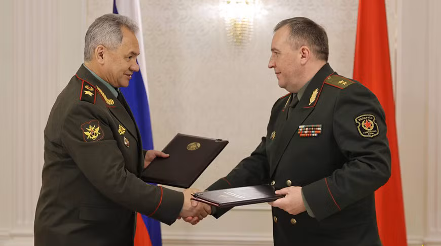 Bộ trưởng Quốc phòng Nga Sergey Shoigu và Bộ trưởng Quốc phòng Belarus Viktor Khrenin. Ảnh: Belta Bộ trưởng Quốc phòng Nga Sergey Shoigu và Bộ trưởng Quốc phòng Belarus Viktor Khrenin. Ảnh: Belta