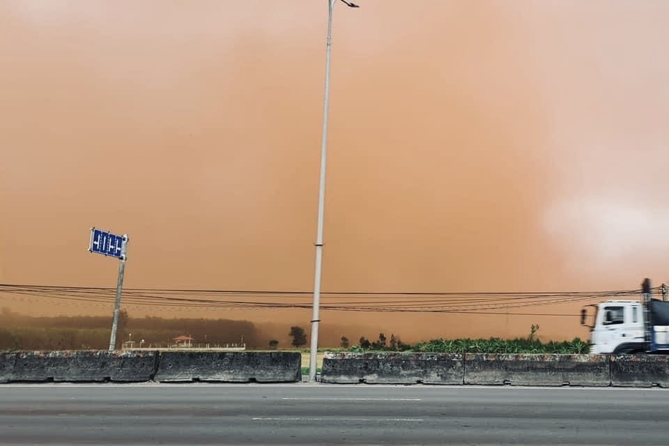 Bụi đỏ sân bay cuồn cuộn lơ lửng trên bầu trời tạo thành “vùng trời đỏ”. Ảnh: H.H