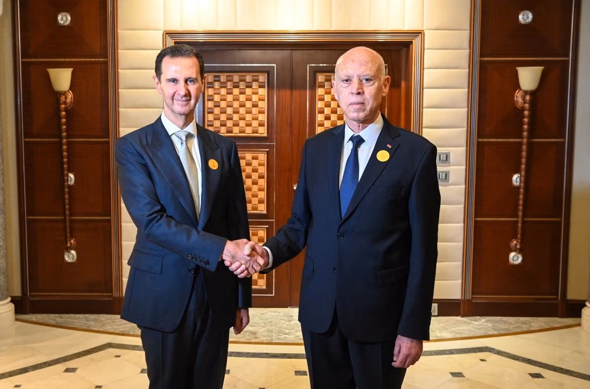 Ông Assad và Tổng thống Tunisia - Kais al-Saied. Ảnh: Reuters Ông Assad và Tổng thống Tunisia - Kais al-Saied. Ảnh: Reuters
