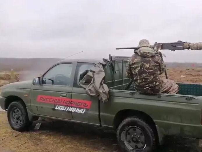 Binh sĩ Ukraine trên một chiếc xe được cải tiến bởi đội Xe vì Ukraine. Ảnh: Business Insider Binh sĩ Ukraine trên một chiếc xe được cải tiến bởi đội Xe vì Ukraine. Ảnh: Business Insider