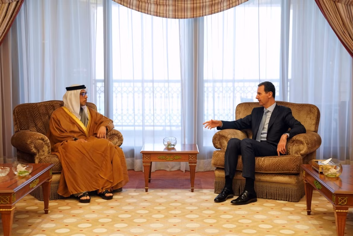 Ông Assad gặp Phó Tổng thống UAE Sheikh Mansour bin Zayed. Ảnh: Reuters Ông Assad gặp Phó Tổng thống UAE Sheikh Mansour bin Zayed. Ảnh: Reuters