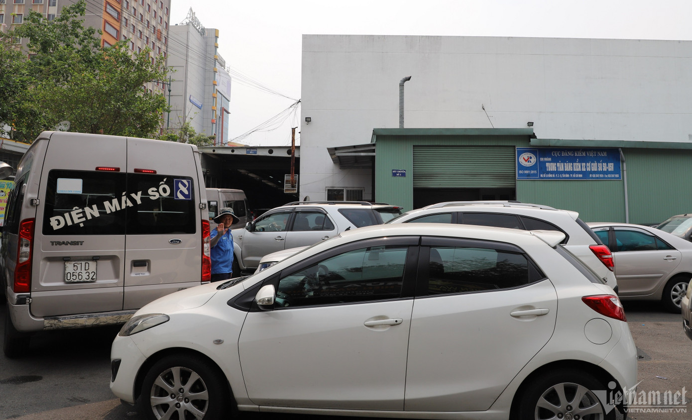Ô tô xếp hàng chờ đăng kiểm tại Trung tâm đăng kiểm 50-05V chi nhánh Hồng Hà (quận Tân Bình, TP.HCM) Ô tô xếp hàng chờ đăng kiểm tại Trung tâm đăng kiểm 50-05V chi nhánh Hồng Hà (quận Tân Bình, TP.HCM)