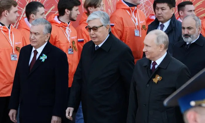 Tổng thống Nga Vladimir Putin, Tổng thống Kazakhstan Kassym-Jomart Tokayev và Tổng thống Uzbekistan Shavkat Mirziyoyev tại lễ duyệt binh. Ảnh: Sputnik Tổng thống Nga Vladimir Putin, Tổng thống Kazakhstan Kassym-Jomart Tokayev và Tổng thống Uzbekistan Shavkat Mirziyoyev tại lễ duyệt binh. Ảnh: Sputnik