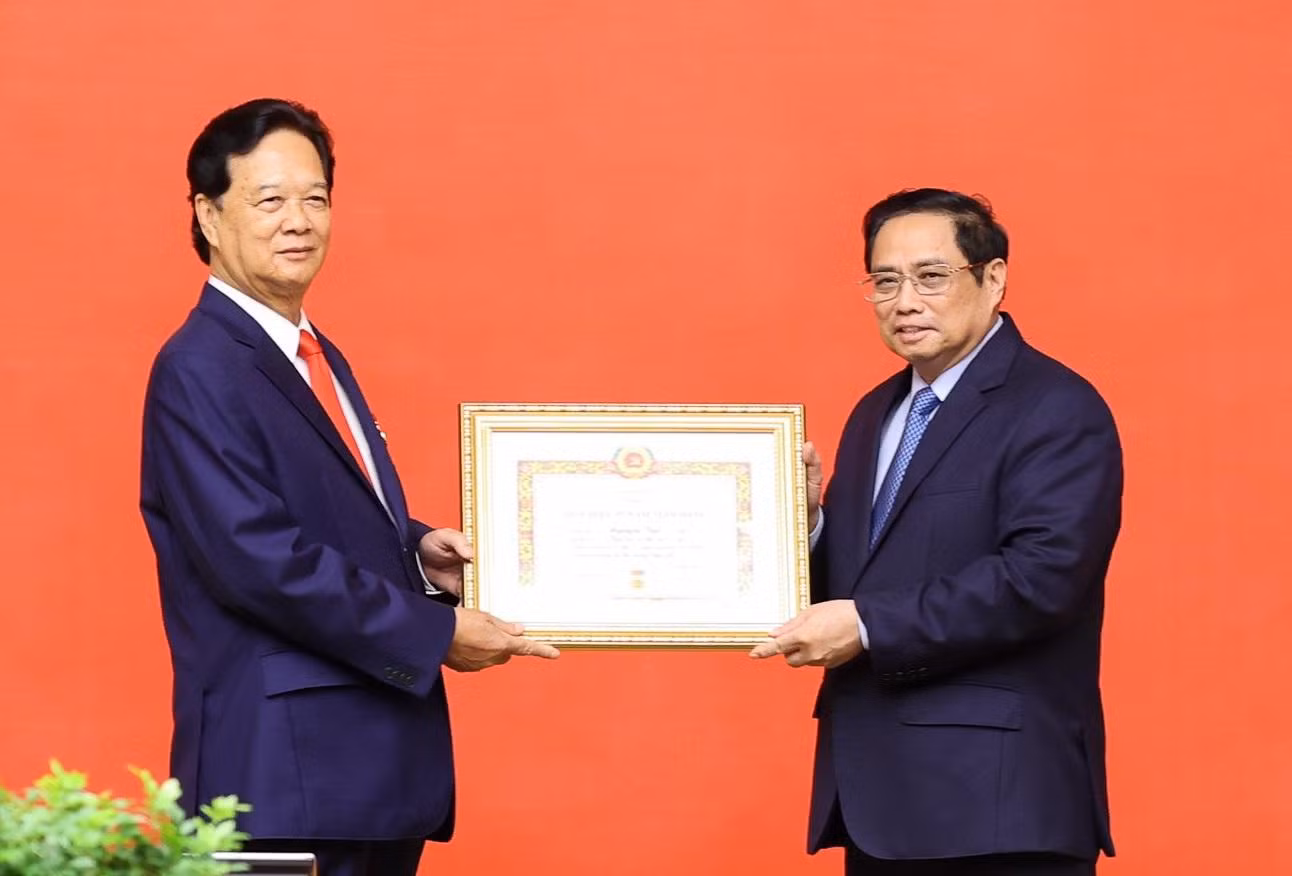 Thủ tướng Chính phủ Phạm Minh Chính trao Huy hiệu 55 tuổi Đảng tặng nguyên Thủ tướng Nguyễn Tấn Dũng. Ảnh Nhật Bắc Thủ tướng Chính phủ Phạm Minh Chính trao Huy hiệu 55 tuổi Đảng tặng nguyên Thủ tướng Nguyễn Tấn Dũng. Ảnh Nhật Bắc