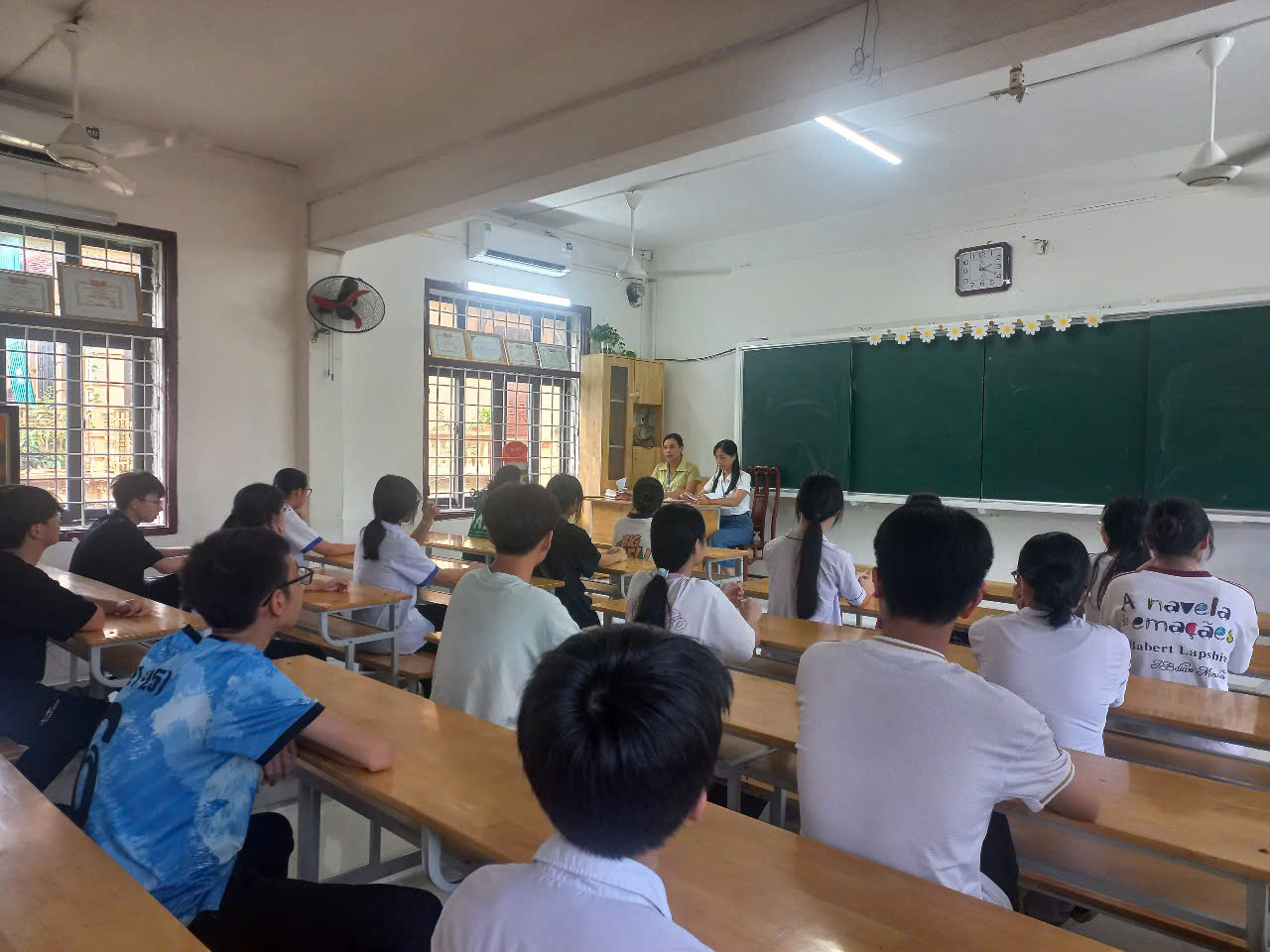 Một phòng thi tại TP Thanh Hóa được bố trí đồng hồ. Ảnh chụp chiều 2/6, các thí sinh nghe phổ biến quy chế thi. Một phòng thi tại TP Thanh Hóa được bố trí đồng hồ. Ảnh chụp chiều 2/6, các thí sinh nghe phổ biến quy chế thi.