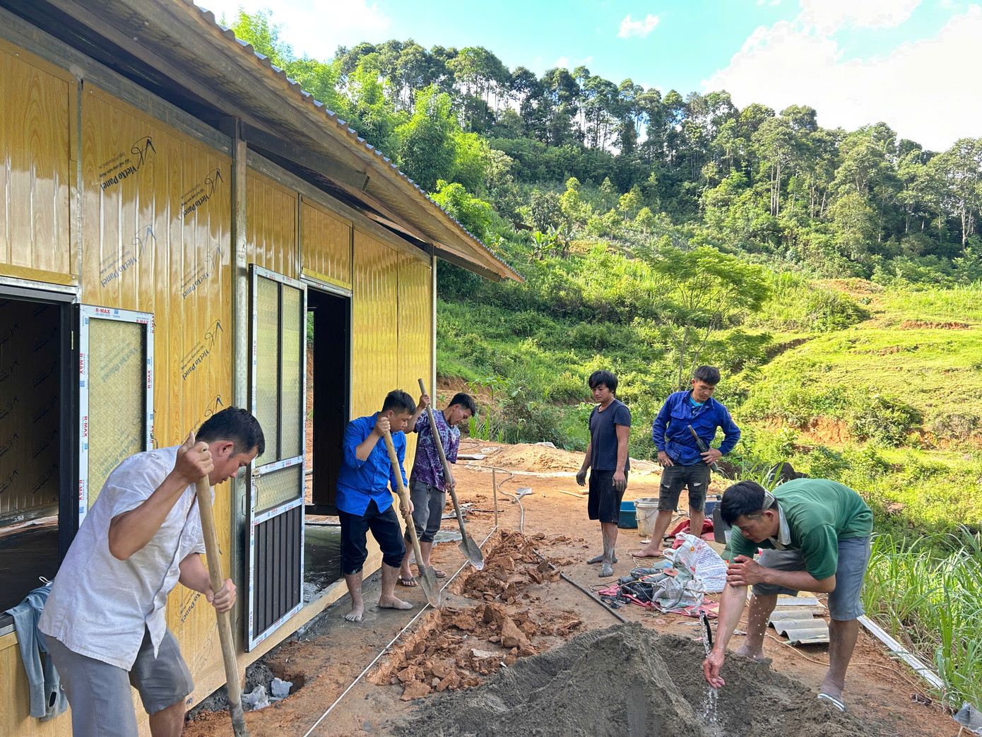 Đoàn viên thanh niên hỗ trợ xây dựng nhà cho bà Sung Thị Dính ở huyện Quan Hoá (Thanh Hóa) Đoàn viên thanh niên hỗ trợ xây dựng nhà cho bà Sung Thị Dính ở huyện Quan Hoá (Thanh Hóa)
