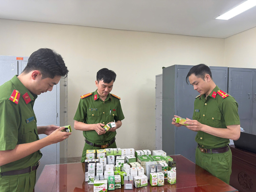 Cơ quan chức năng kiểm tra tang vật