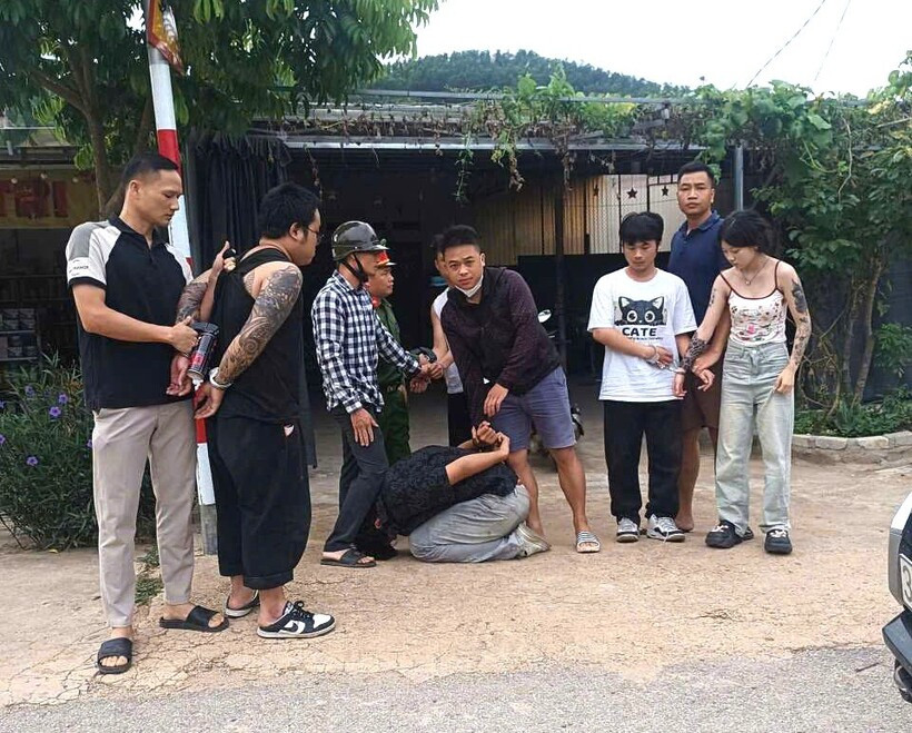 Lực lượng chức năng bắt giữ các đối tượng