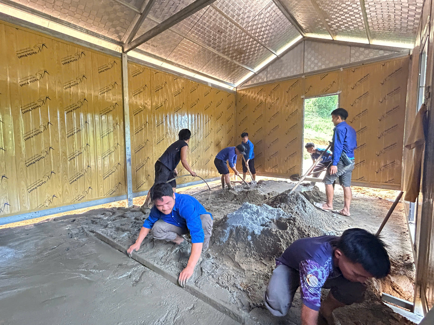 Đoàn viên thanh niên góp ngày công xây dựng nhà cho hộ nghèo Đoàn viên thanh niên góp ngày công xây dựng nhà cho hộ nghèo
