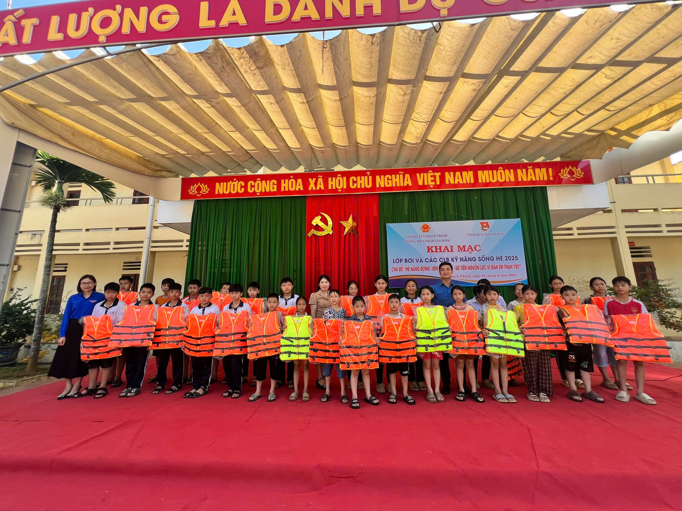 Khai mạc lớp dạy bơi miễn phí cho thiếu nhi tại Trường THCS Phạm Văn Hinh, huyện Thạch Thành. Khai mạc lớp dạy bơi miễn phí cho thiếu nhi tại Trường THCS Phạm Văn Hinh, huyện Thạch Thành.