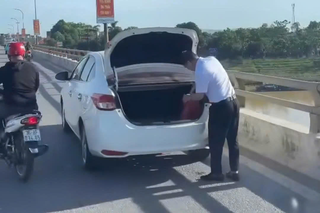 Hình ảnh anh D lấy đồ ném xuống sông. Ảnh cắt từ clip Hình ảnh anh D lấy đồ ném xuống sông. Ảnh cắt từ clip