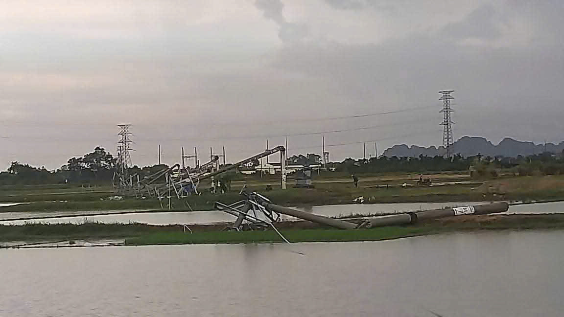 Công tác khắc phục cột điện bị đổ, gãy đang được khẩn trương triển khai