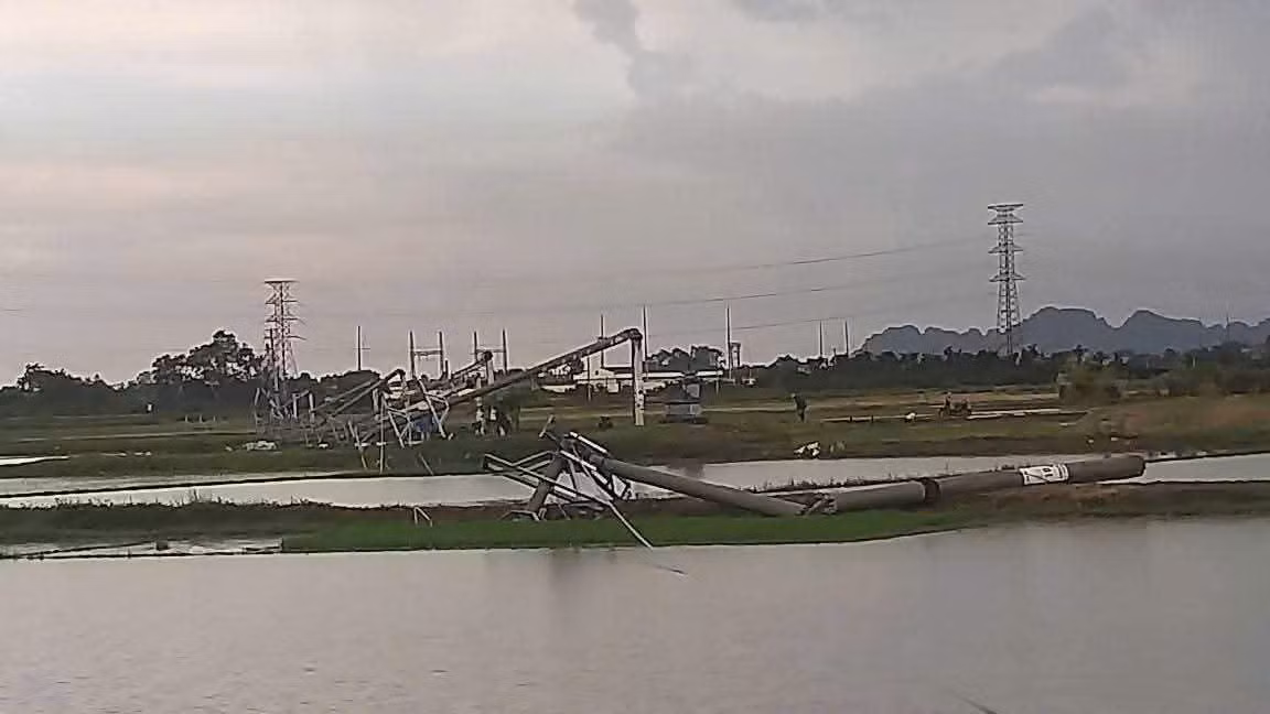 Công tác khắc phục cột điện bị đổ, gãy đang được khẩn trương triển khai Công tác khắc phục cột điện bị đổ, gãy đang được khẩn trương triển khai