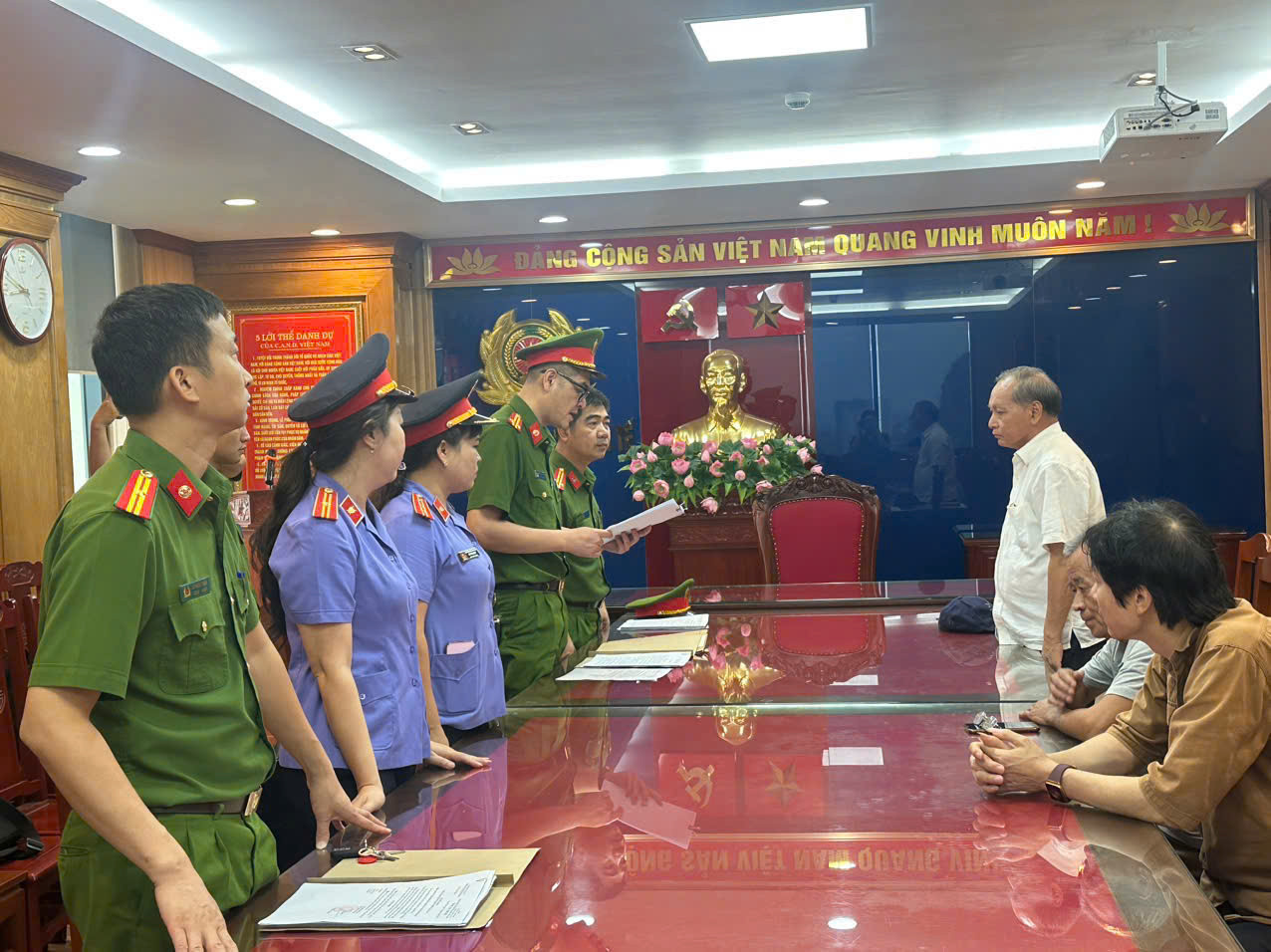 Cơ quan chức năng thực hiện các quyết định khởi tố bị can, khám xét, lệnh cấm đi khỏi nơi cư trú đối với các bị can Cơ quan chức năng thực hiện các quyết định khởi tố bị can, khám xét, lệnh cấm đi khỏi nơi cư trú đối với các bị can