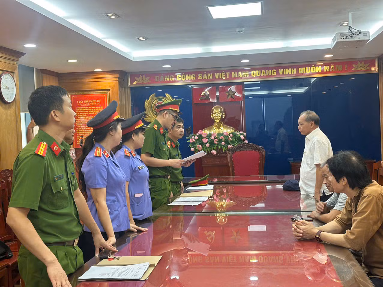 Cơ quan chức năng thực hiện các quyết định khởi tố bị can, khám xét, lệnh cấm đi khỏi nơi cư trú đối với các bị can Cơ quan chức năng thực hiện các quyết định khởi tố bị can, khám xét, lệnh cấm đi khỏi nơi cư trú đối với các bị can