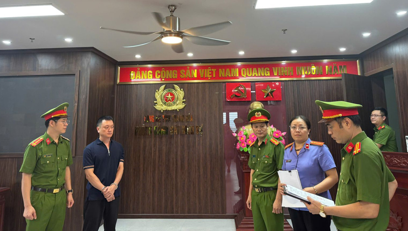 Cơ quan Cảnh sát điều tra Công an tỉnh Thanh Hóa thi hành quyết định khởi tố vụ án, khởi tố bị can và bắt tạm giam Nguyễn Văn Vi (tức Vi “ngộ”). Cơ quan Cảnh sát điều tra Công an tỉnh Thanh Hóa thi hành quyết định khởi tố vụ án, khởi tố bị can và bắt tạm giam Nguyễn Văn Vi (tức Vi “ngộ”).