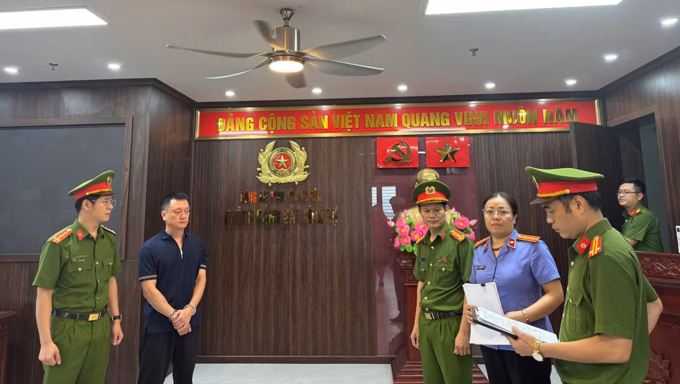 Cơ quan Cảnh sát điều tra Công an tỉnh Thanh Hóa thi hành quyết định khởi tố vụ án, khởi tố bị can và bắt tạm giam Nguyễn Văn Vi (tức Vi “ngộ”).