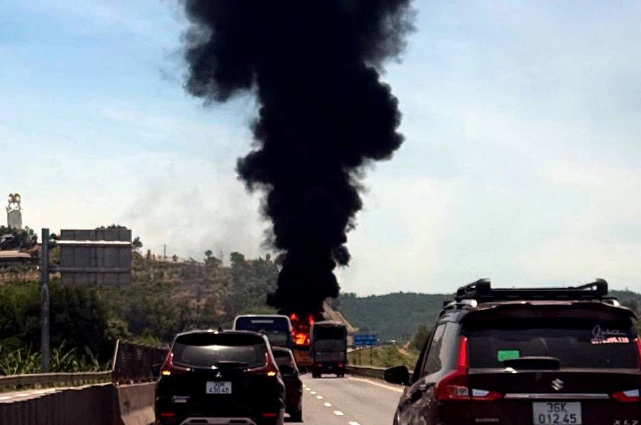 Xe khách bất ngờ bốc cháy khi đi qua địa bàn huyện Hà Trung (Thanh Hóa)