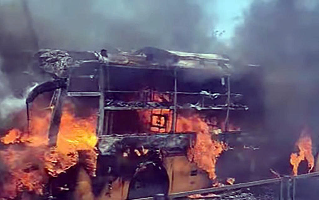 Xe khách bị lửa thiêu rụi.