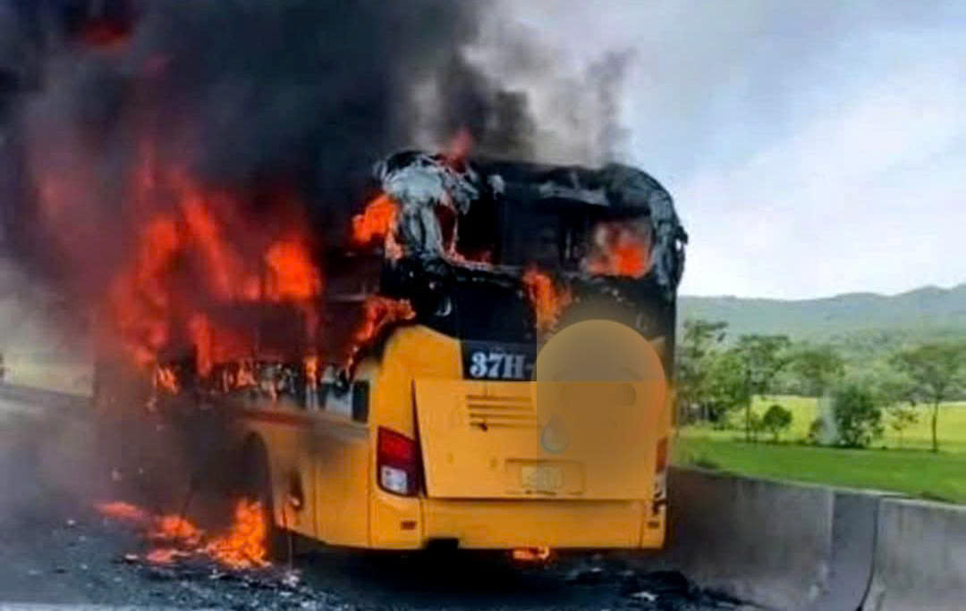 Xe khách bất ngờ bốc cháy