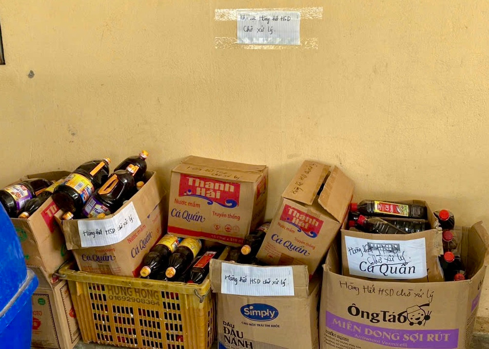Khu vực &quot;Hàng hết hạn sử dụng chờ xử lý&quot; tại cơ sở sản xuất nước mắm tại xã Hòa Lộc, huyện Hậu Lộc