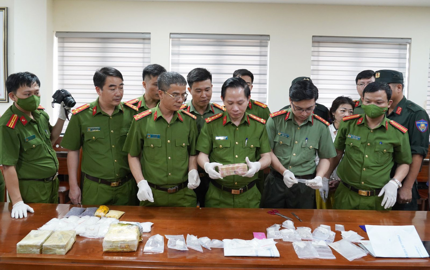 Lãnh đạo Công an tỉnh và Ban Chuyên án kiểm tra số tang vật thu giữ trong chuyên án Lãnh đạo Công an tỉnh và Ban Chuyên án kiểm tra số tang vật thu giữ trong chuyên án