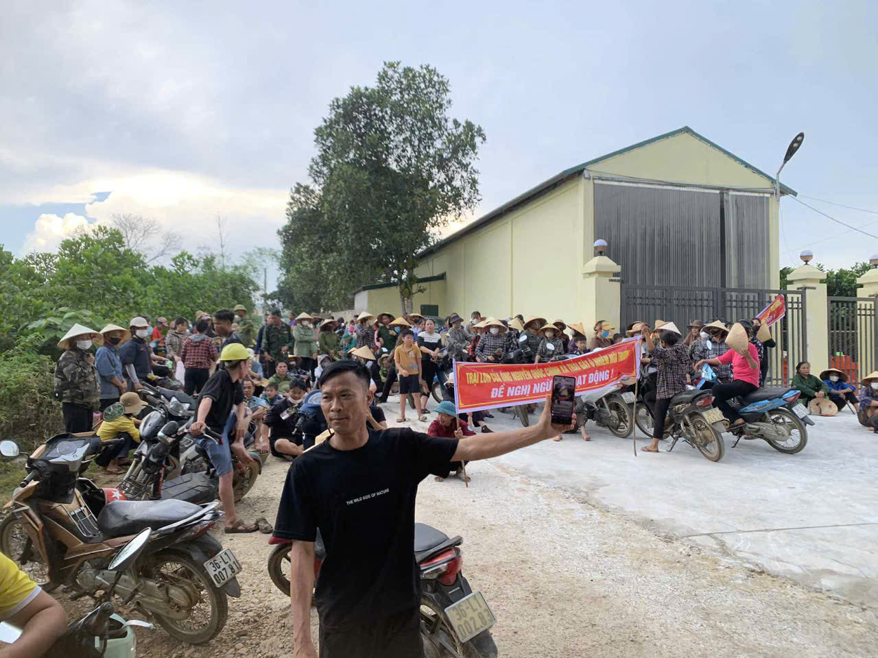 Trong những ngày qua, người dân tập trung phản đối trang trại lợn gây ô nhiễm Trong những ngày qua, người dân tập trung phản đối trang trại lợn gây ô nhiễm