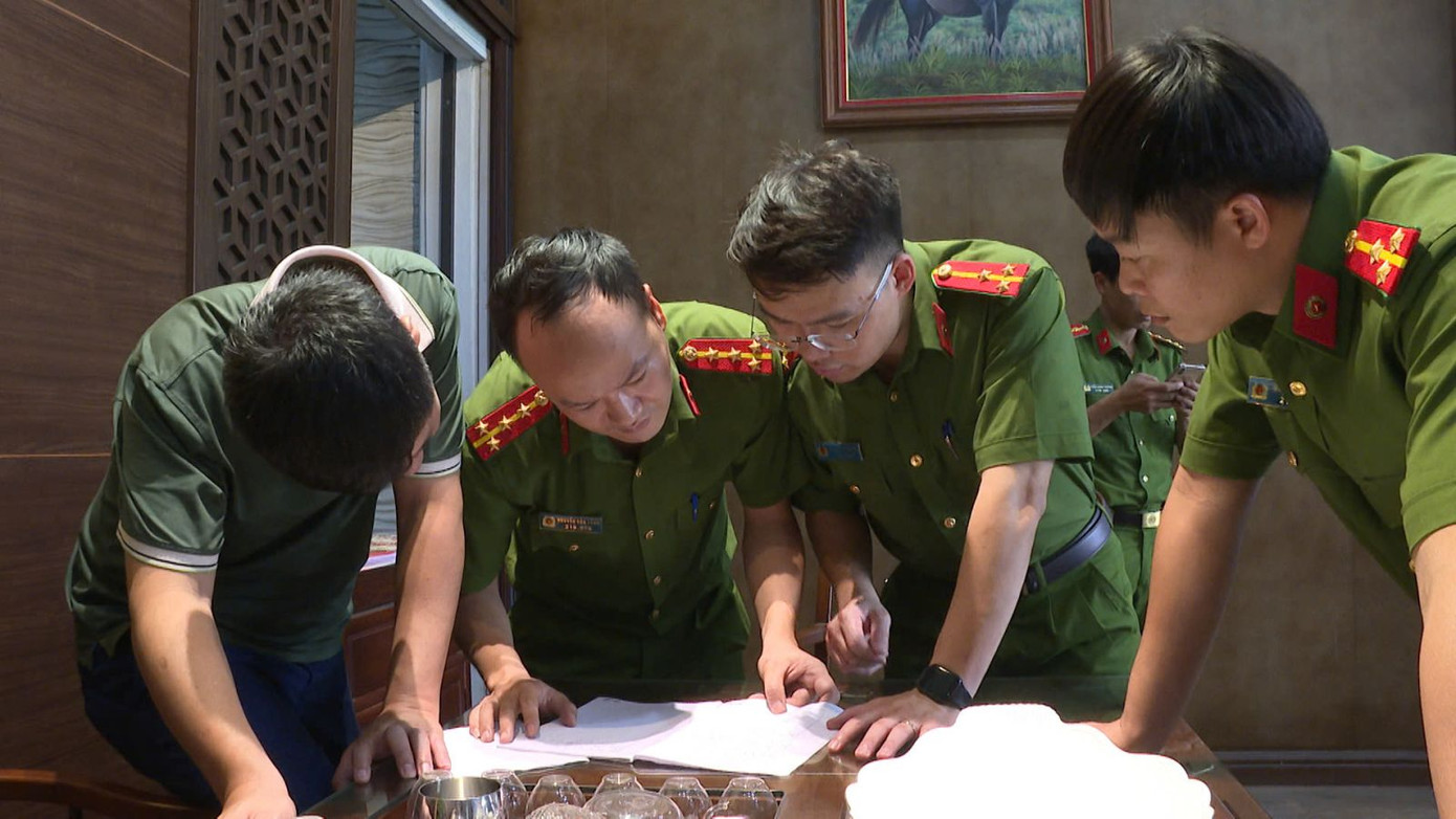 Cơ quan chức năng thực hiện khám xét nhà ở, nơi làm việc trong sáng 29/6.