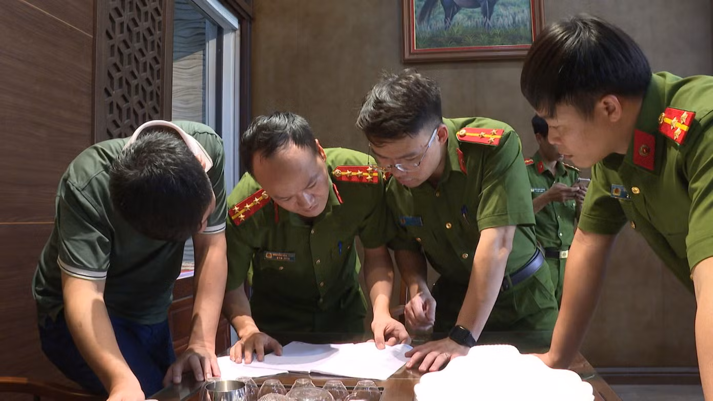 Cơ quan chức năng thực hiện khám xét nhà ở, nơi làm việc trong sáng 29/6.