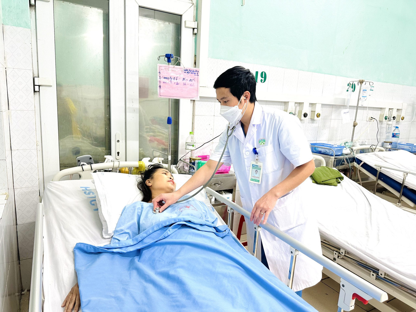 Bác sĩ thăm khám cho bệnh nhân