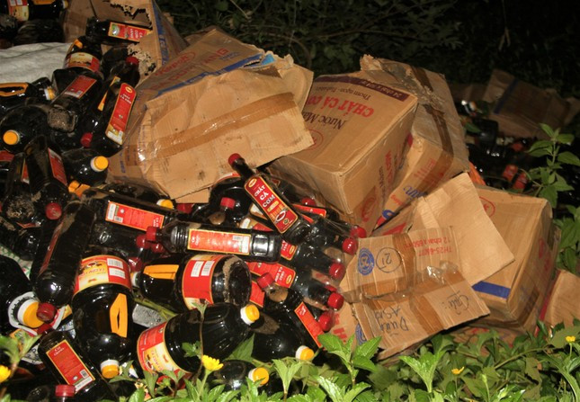 Nhiều chai nước mắm bị vứt bỏ tại địa bàn tỉnh Quảng Nam. Nhiều chai nước mắm bị vứt bỏ tại địa bàn tỉnh Quảng Nam.