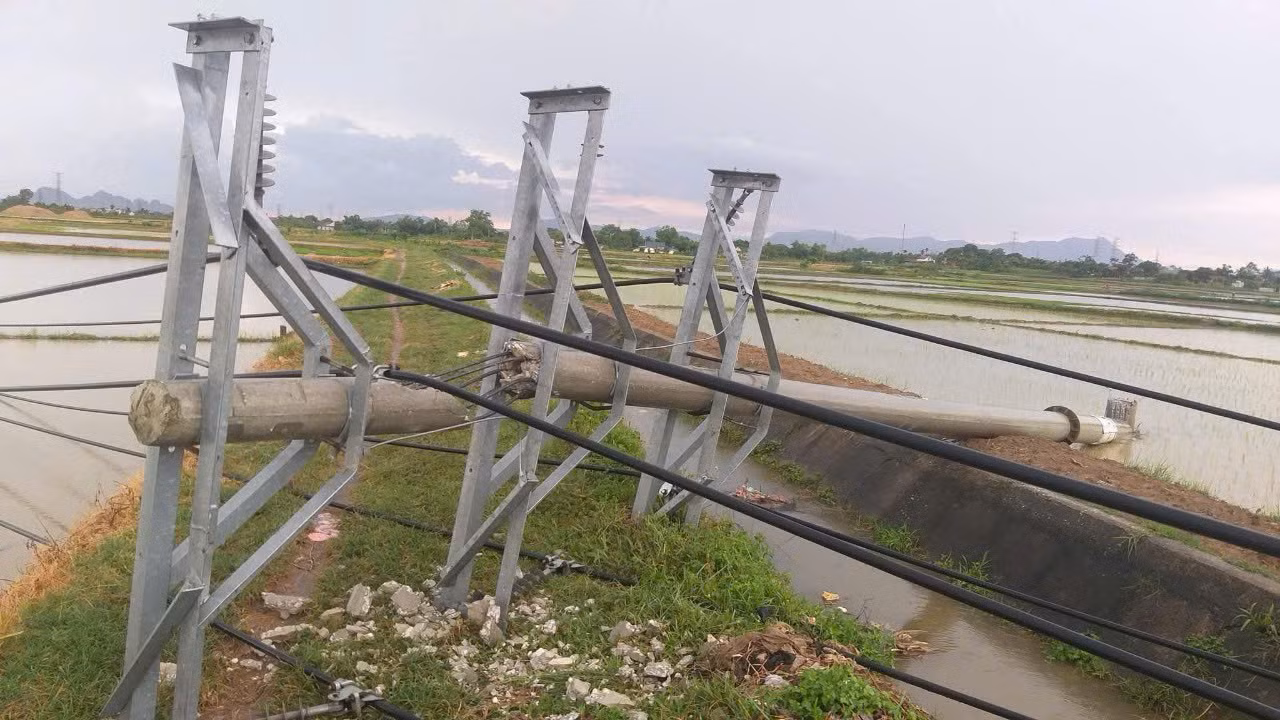 Hàng loạt cột điện bị đổ, gãy Hàng loạt cột điện bị đổ, gãy