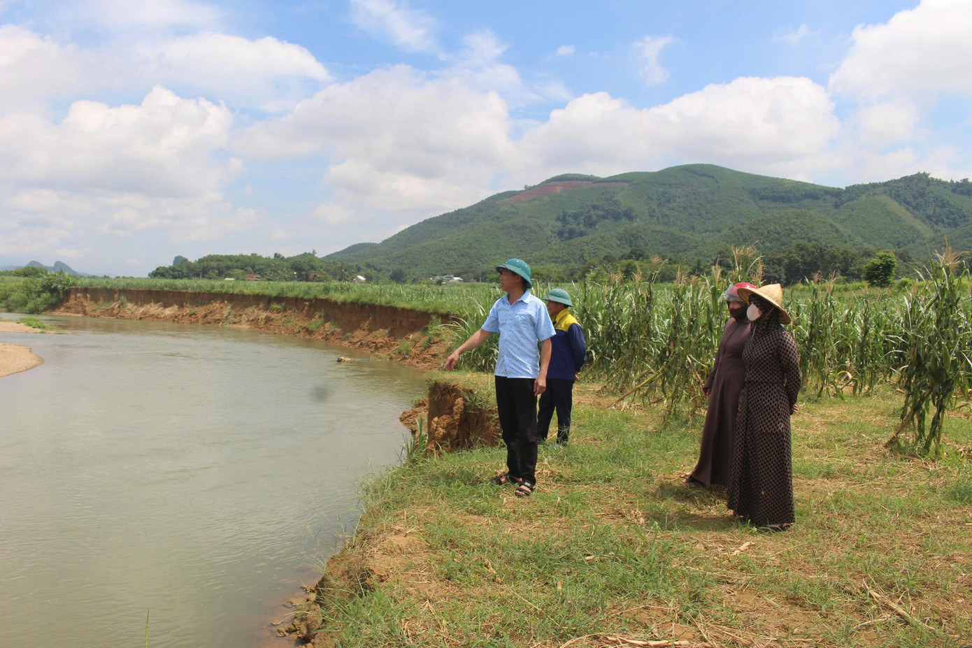 Chính quyền, người dân địa phương lo lắng tình trạng sạt lở bờ sông Âm