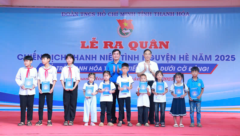 Đồng chí Đầu Thanh Tùng - Phó Chủ tịch UBND tỉnh và Lê Văn Châu - Bí thư Tỉnh Đoàn Thanh Hóa trao quà cho các em học sinh có hoàn cảnh khó khăn của huyện Thạch Thành. Đồng chí Đầu Thanh Tùng - Phó Chủ tịch UBND tỉnh và Lê Văn Châu - Bí thư Tỉnh Đoàn Thanh Hóa trao quà cho các em học sinh có hoàn cảnh khó khăn của huyện Thạch Thành.