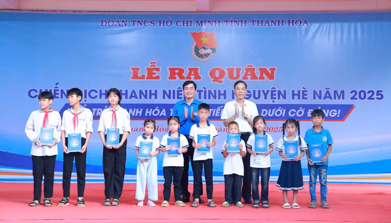 Đồng chí Đầu Thanh Tùng - Phó Chủ tịch UBND tỉnh và Lê Văn Châu - Bí thư Tỉnh Đoàn Thanh Hóa trao quà cho các em học sinh có hoàn cảnh khó khăn của huyện Thạch Thành.