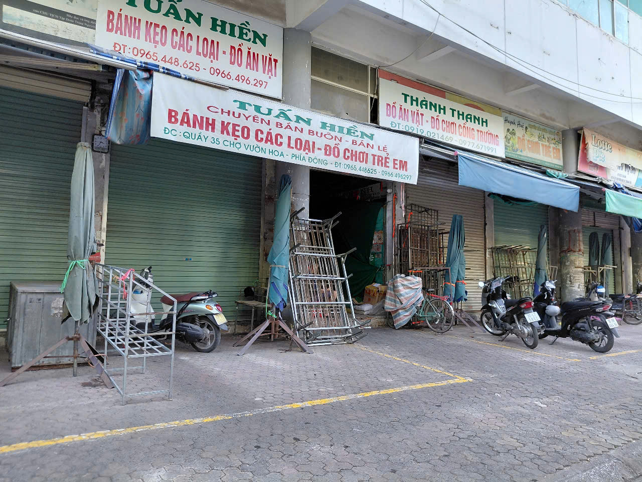 Việc các cửa hàng đóng cửa vào thời điểm lực lượng chức năng kiểm tra hàng giả, hàng nhái... tạo nhiều nghi vấn cho người dân, khách hàng về chất lượng các mặt hàng được buôn bán trong thời gian qua