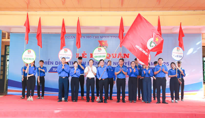 Phó Chủ tịch UBND tỉnh Thanh Hóa Đầu Thanh Tùng trao cờ thực hiện nghi thức ra quân chiến dịch thanh niên tình nguyện hè năm 2025. Phó Chủ tịch UBND tỉnh Thanh Hóa Đầu Thanh Tùng trao cờ thực hiện nghi thức ra quân chiến dịch thanh niên tình nguyện hè năm 2025.