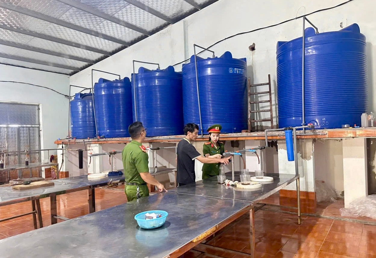 Lực lượng Công an tiến hành kiểm tra cơ sở sản xuất nước mắm tại xã Hòa Lộc, huyện Hậu Lộc