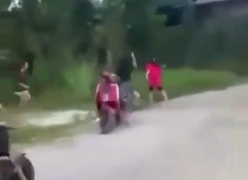 Hình ảnh 2 nhóm nữ sinh dùng dao chém nhau. Ảnh cắt từ clip Hình ảnh 2 nhóm nữ sinh dùng dao chém nhau. Ảnh cắt từ clip